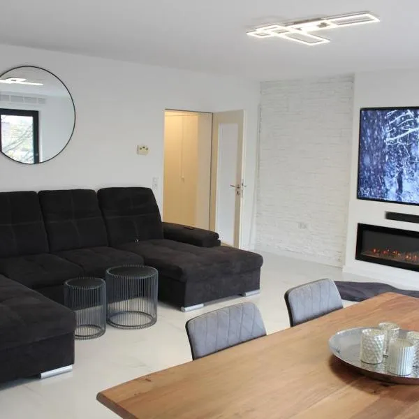 Central apartment with XXL TV, full kitchen & fireplace, Hotel in Wuppertal