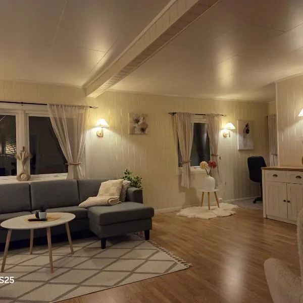 Auroraheim, hotel in Gryllefjord