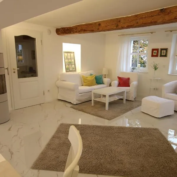 Schicke Ferienwohnung für 2, hotel in Niederkalbach