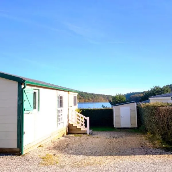 Le Chalet 67, vue Lac Guerlédan & Accès Direct à l'Eau: Caurel şehrinde bir otel