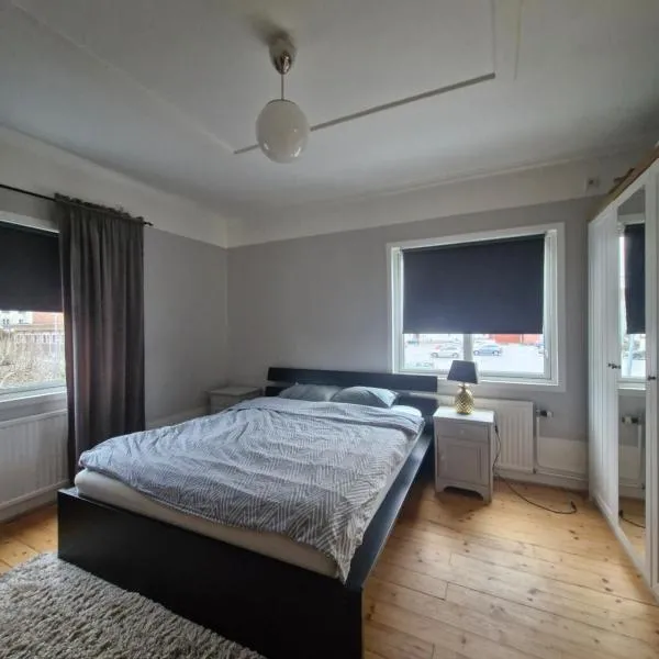 Rymlig lägenhet I hjärtat av Lindesberg 95kvm, hótel í Lindesberg