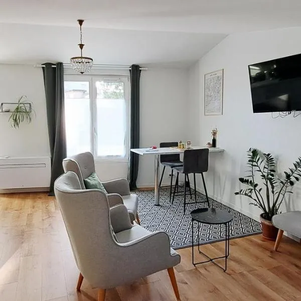 La porte Bleue - appartement juste rénové - très propre - grand confort - lumineux - calme - centre historique, hotel in Niort