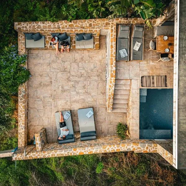 Gialova Hills - Luxury Villa with Private Pool, Garden & Seaview, hotel a Gialova