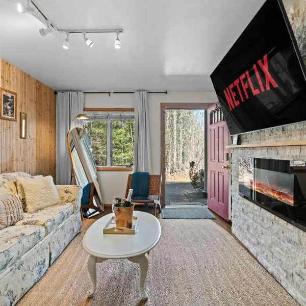 Ski in Ski Out Cabin Hunter Mtn Seasonal Pool Access w Panoramic Views Hike Swim Fish Recharge, hotel en Lanesville