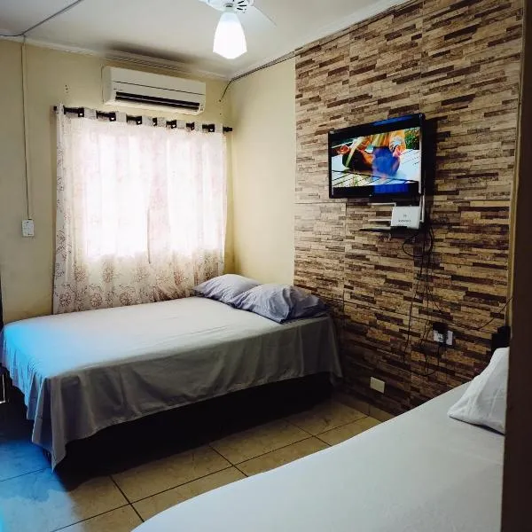 kitnet family - 2 quadras da praia da Enseada, ξενοδοχείο σε Γκουαρούχα