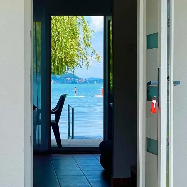 BALATON A KERTBEN - BALATON IN THE GARDEN - Beachfront houses with beautiful view, private beach、バラトンフェニヴェシュのホテル