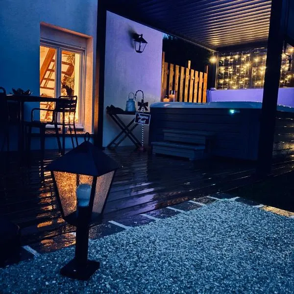 PrestigeLodgesFontainebleau, Maison polynésienne & jacuzzi privé, hotel in Pamfou