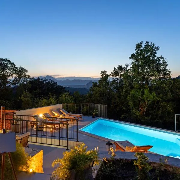 NEW! Villa AmaRosa - with heated pool and large playground, hotel u gradu Zadvarje