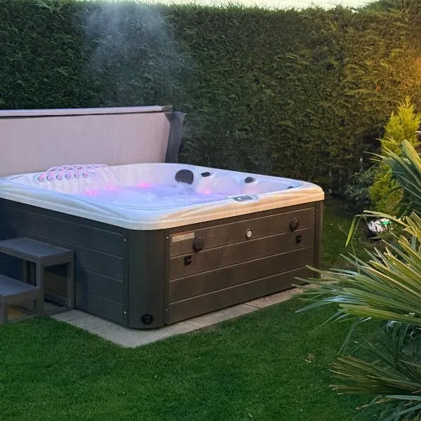 Allt Mor Retreat with Hot Tub, хотел в Кинлок Ранок