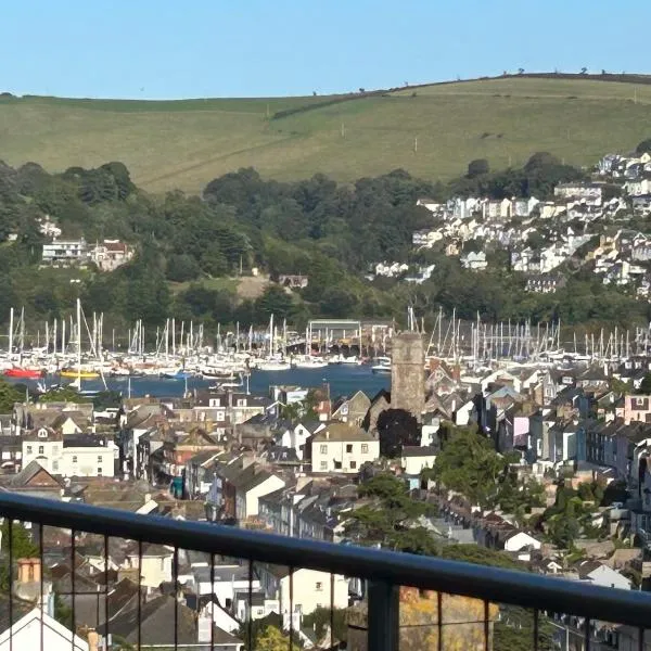 Dartmouth, 10 minute walk to Harbour, Amazing Water & Valley Views, Beautiful 5 Bedroom, Sleeps 9, hotel en Dartmouth