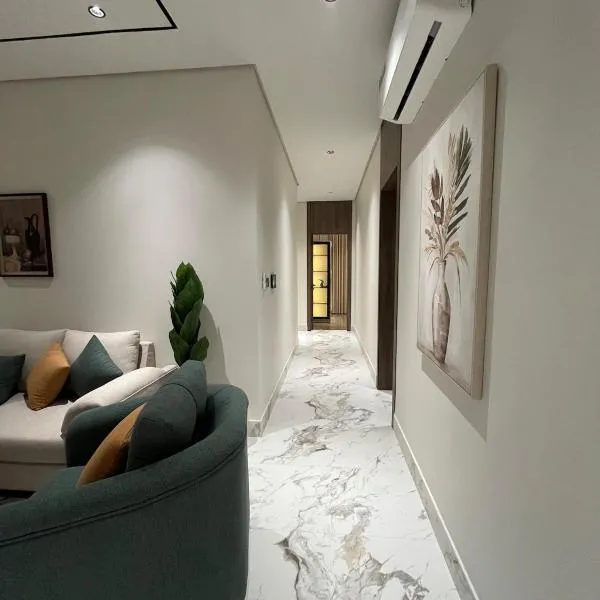 Luxury apartment with smart entrance, three bedrooms, Suz Residence, מלון באל חובר