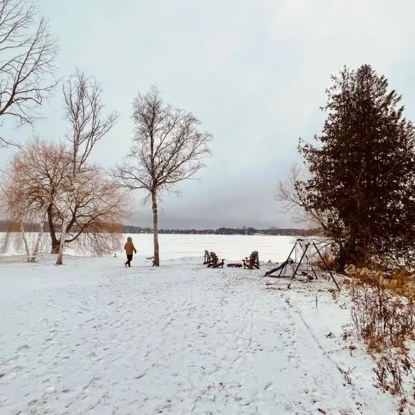 Charming Winter Cottage Retreat with Scenic Snow Views, hôtel à Colborne