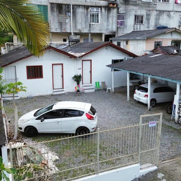 Casa aconchegante, 5 min da praia, 1 VAGA DE GARAGEM!