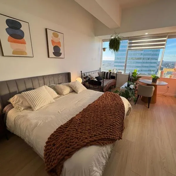 Studio Downtown , Rodgers Views, AC, Heated Free Underground Parking, ξενοδοχείο στο Έντμοντον