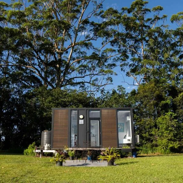 White Jacaranda Tiny House by Tiny Away, Hotel in Maleny