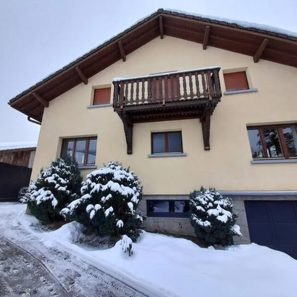 ⁂⁂ GITE LE PRES AU CERF [CLEDICIHOME] 2 steps from the LISPACH resort // PRIVATE toboggan run! SNOWSHOE DEPARTURE ⁂⁂, hotel v destinaci La Bresse