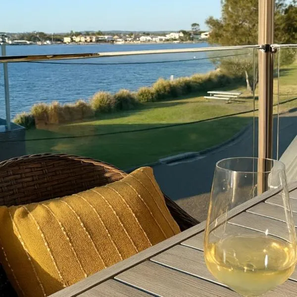 Village Bay Lake house family Lake House with Spa, Hotel in Marks Point