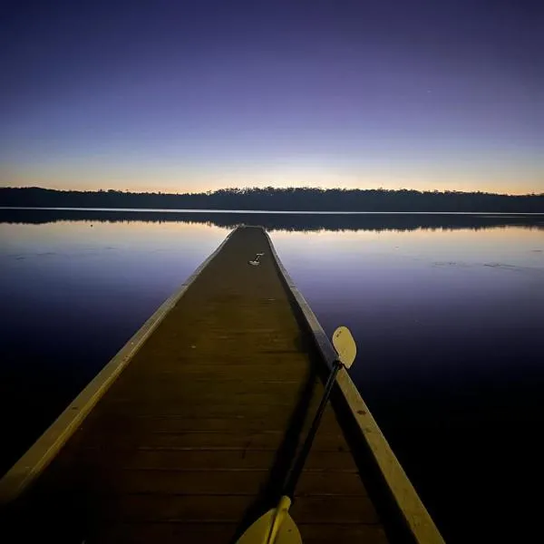 Jerrinja - Absolute waterfront with jetty - 5 mins to Hyams Beach, Hotel in Erowal Bay