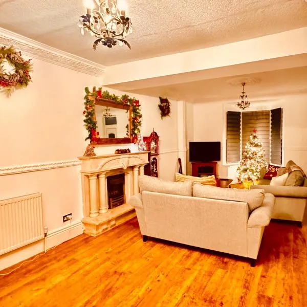 Luxury 5-Bed Home in Nicholson, Close to Sheffield City Centre, BBQ, Parking & Wi-Fi, Sleeps 10, hotel in Heeley