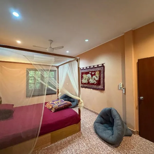 Beachfront bungalow south of Phuket, ξενοδοχείο στο Πουκέτ Πόλη