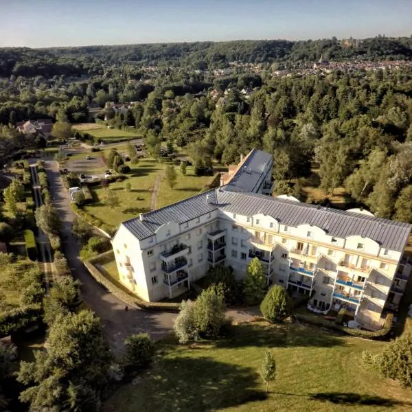 Residence Hotel Les Ducs De Chevreuse avec Parking, Hébergement, Repas & PDJ、Bonnellesのホテル