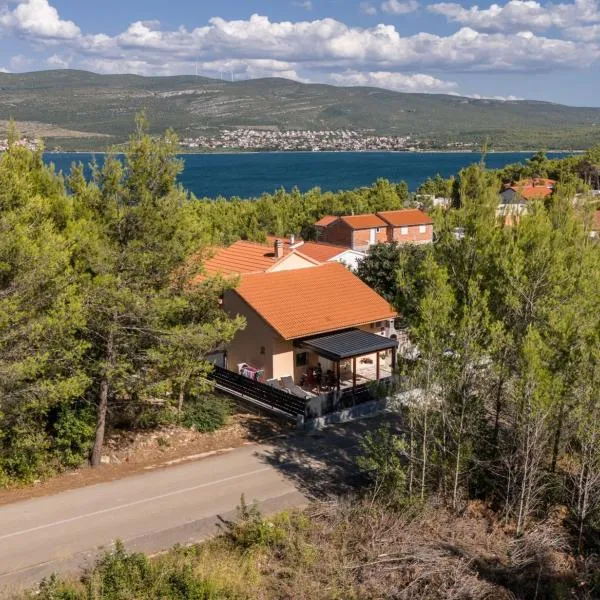 Apartments Miku, hotel in Pridraga