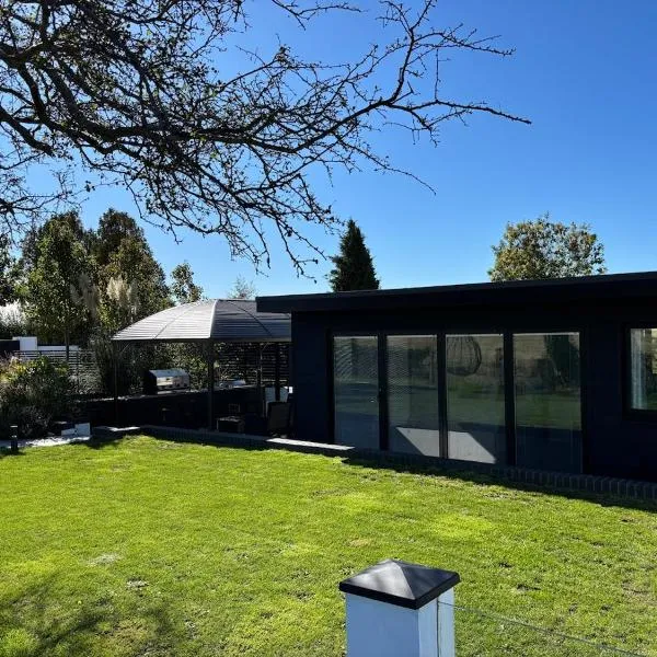 Little Woodlands Chalet with Private Garden & Hot Tub, hotel in Llancarfan