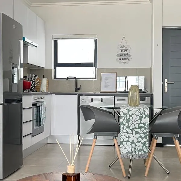 Modern minimalist retreat - Near Fourways Mall, hotel in Sandton