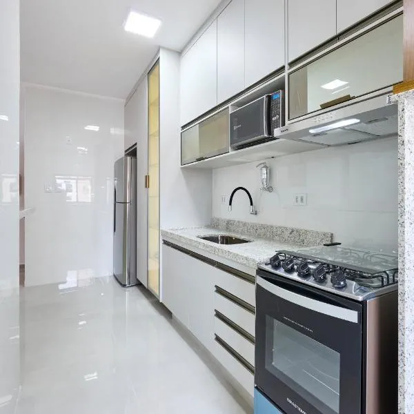 Apartamento espaçoso com ar condicionado e Wi-fi, a 100 metros da praia - Edifício Estoril – hotel w mieście Ubatuba