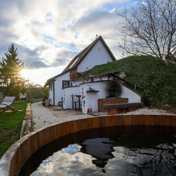Házikó Balatonalmádi, Hotel in Balatonalmádi