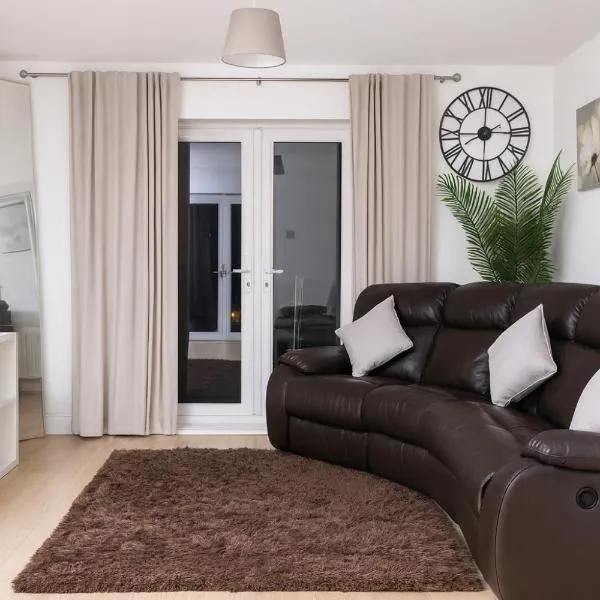Modern 2 Bed Apartment with Free Parking, Hotel in Coventry