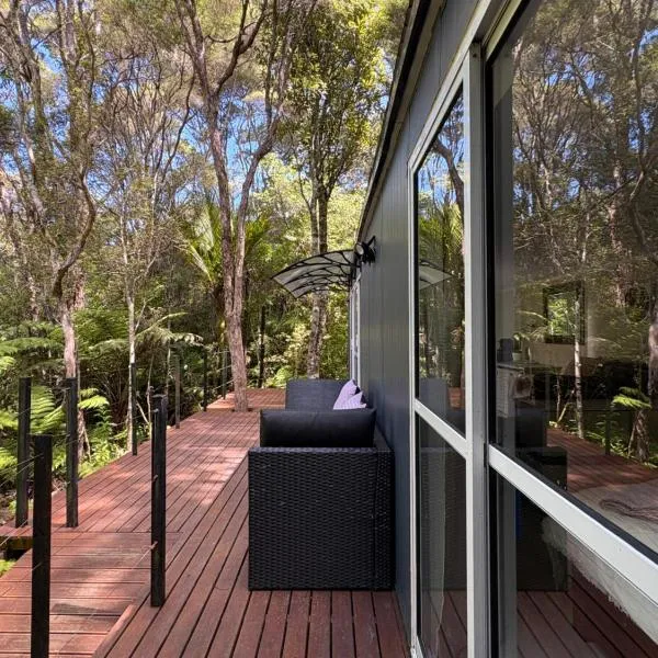 Tui Bush Chalet, hotel in Parakakau