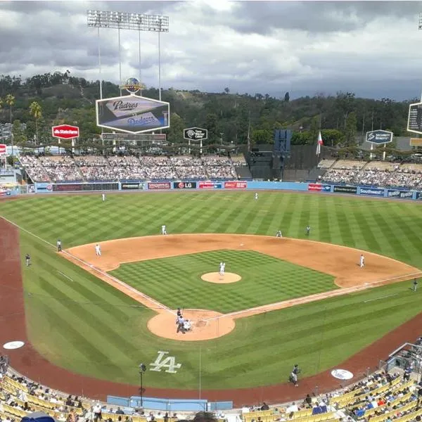 Mid-century Loft Echo Park at Dodger Stadium in 3B2B Downtown Los Angeles, hotel in Los Angeles