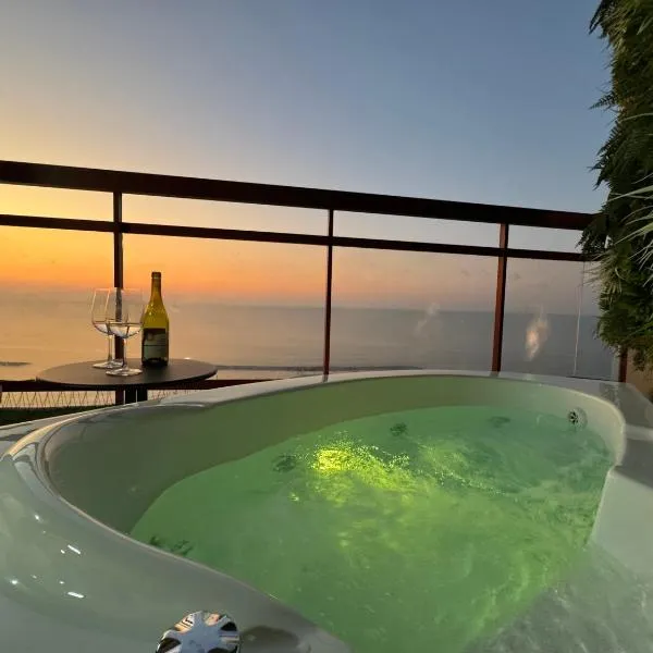 קו המים-סוויטה עם גקוזי במרפסת על הטיילת!, khách sạn ở Netanya