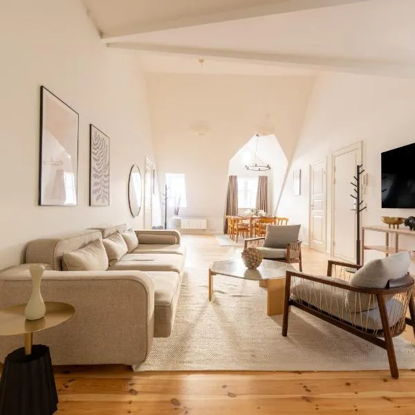 Light-Filled 5BR Home Near Tivoli & Strøget for 12, hotel i København