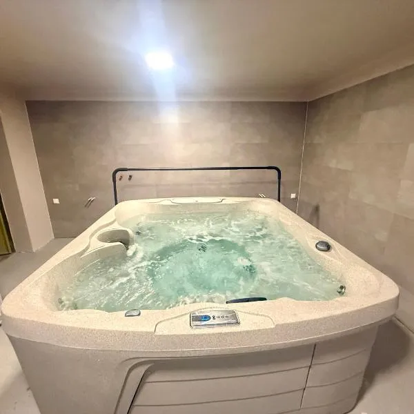 Chill & Pool Retreat Almádi, Hotel in Balatonalmádi