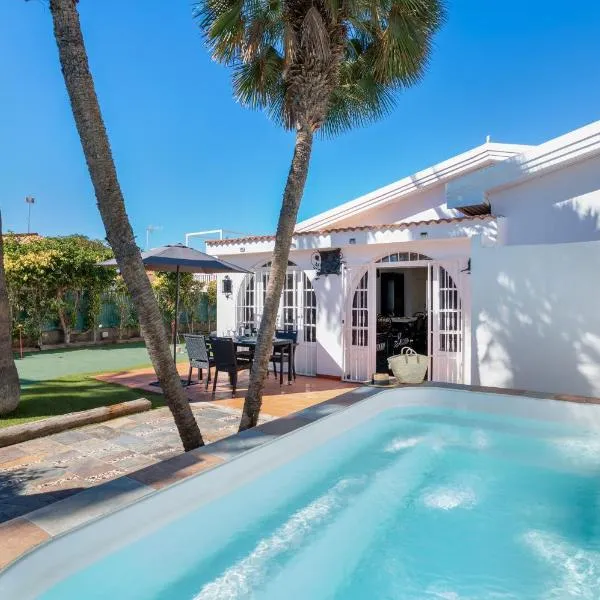 Exclusive Villa with Heated Pool, ξενοδοχείο στη Μασπαλόμας