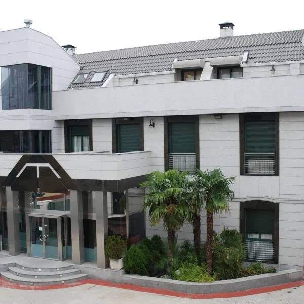 Hostal Los 5 Pinos, hotel in Madrid