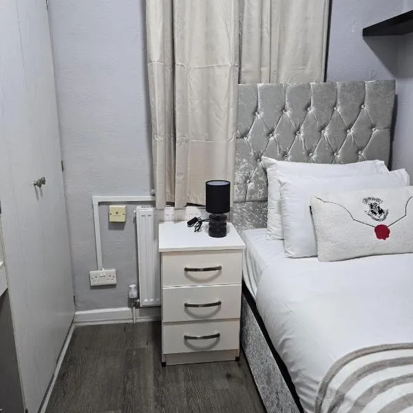 Heathrow roomzzzz BnB, hotel v destinácii Hayes