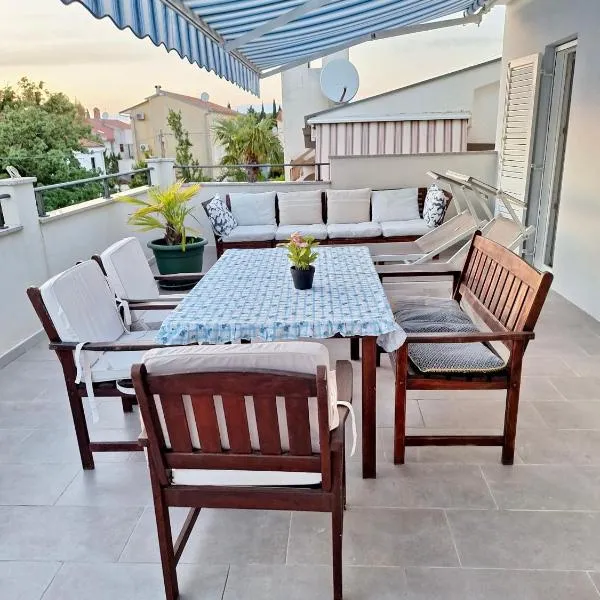 App Sanny with nice terrace, hotel a Malinska