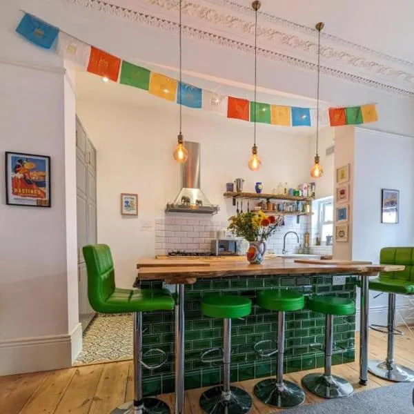 Victorian 2BR near beach w open living, khách sạn ở Hastings