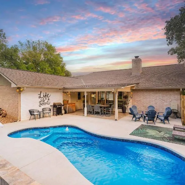 Das Bach Haus - Game Room Make-Up Room & Hot Tub, hotel in Fredericksburg
