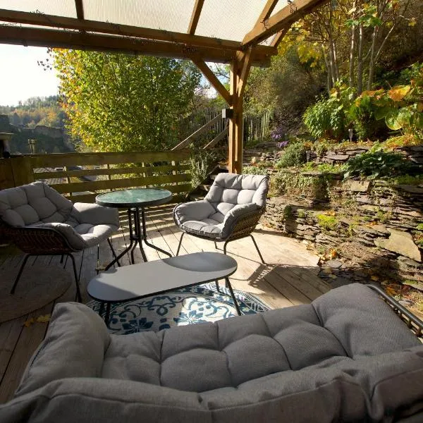 Charmante maison dans le centre & vue sur château, hotell i La-Roche-en-Ardenne