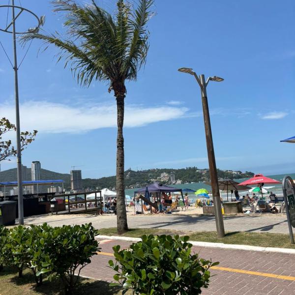 Apto climatizado amplo pé na areia - Itapema 180m da Praia