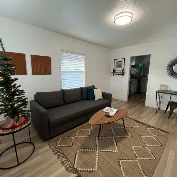 #StayinMyDistrict Coos Bay Goldfinch Cottage，位于库斯贝的酒店