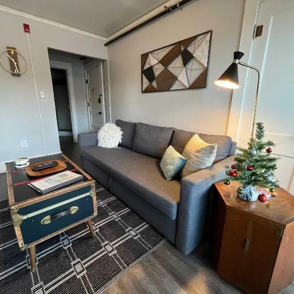 #StayinMyDistrict Historic Apartment Near Downtown, hotel in Coos Bay