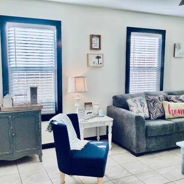 Urban Aquarium Home for 8, viešbutis mieste Galvestonas