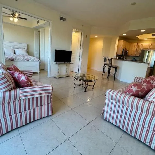 New Bright Condo 1mi to Beach with Laundry, hotel in Bonita Springs