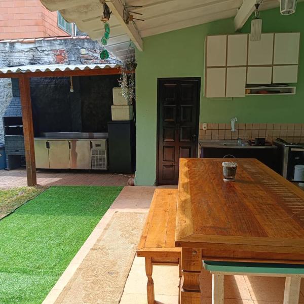 Open House Timboré, Casa com espaço gourmet, churrasqueira, quarto casal, mais 1 quarto com 2 treliches acomoda 6 pessoas, piscina, espaço familiar e aconchegante, próximo ao aeroporto - Foto 4
