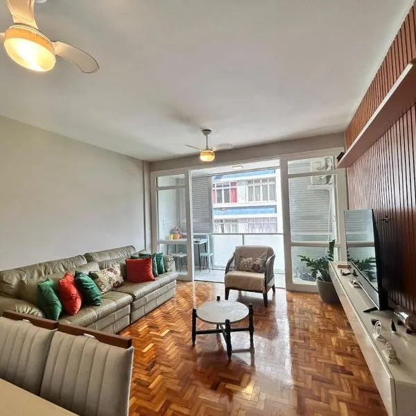 Apartamento quadra da praia โรงแรมในซันโตส